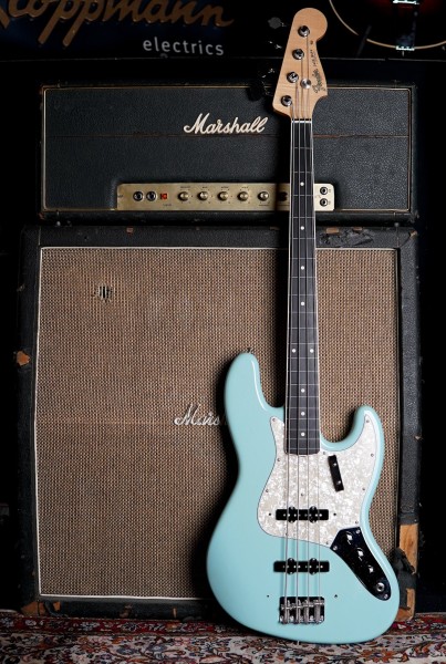 Fender® 64 Jazz Bass Custom Shop Fretless Daphne Blue